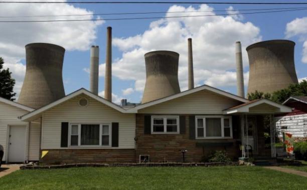  The John Amos coal-fired power plant is seen behind a home in Poca, West Virginia May 18, 2014. Reuters/Robert Galbraith